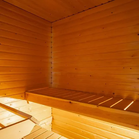 2 Bedroom With Sauna, Free Parking And Center Location *